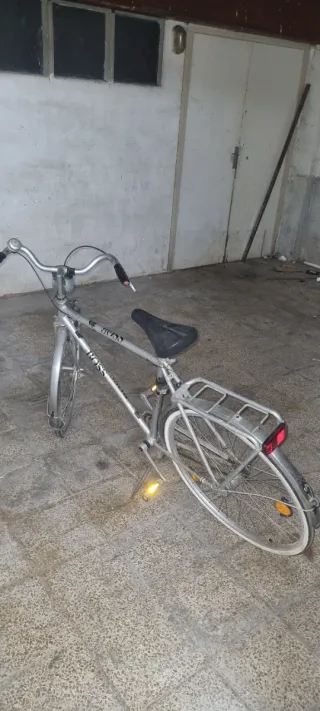 Bicicleta Clásica Plateada. es de aluminio.