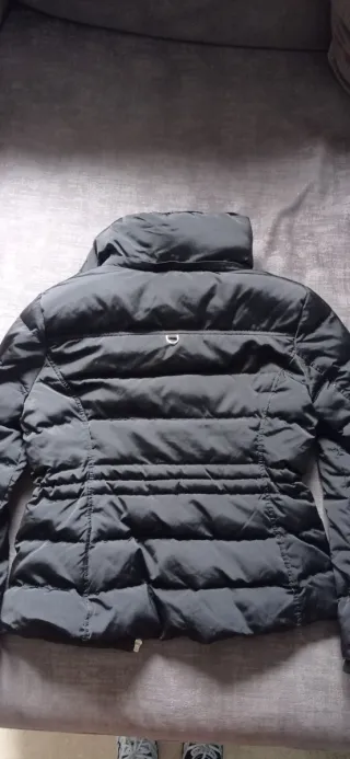 Chaquetón negro de plumas con capucha