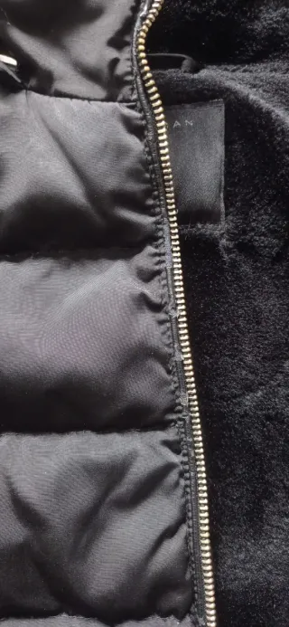 Chaquetón negro de plumas con capucha