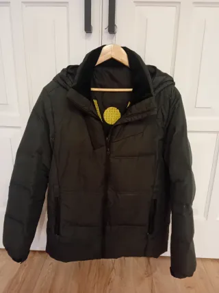 Anorak verde oscuro con capucha