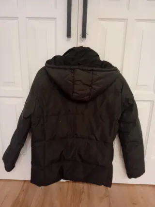 Anorak verde oscuro con capucha