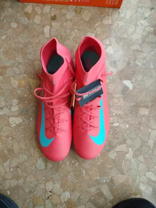 Botas de fútbol Nike rosas y turquesa