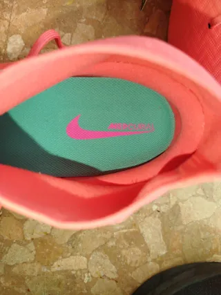 Botas de fútbol Nike rosas y turquesa