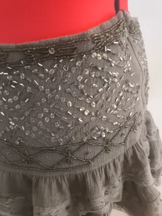 Minifalda volantes y lentejuelas marrón verdoso