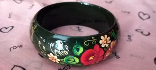 Pulsera verde con flores rojas pintadas