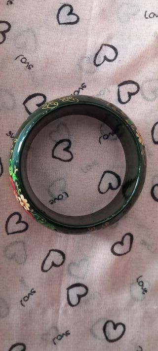 Pulsera verde con flores rojas pintadas