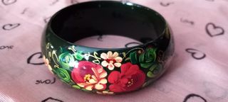 Pulsera verde con flores rojas pintadas