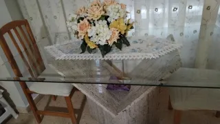 Mesa de salón de cristal y piedra