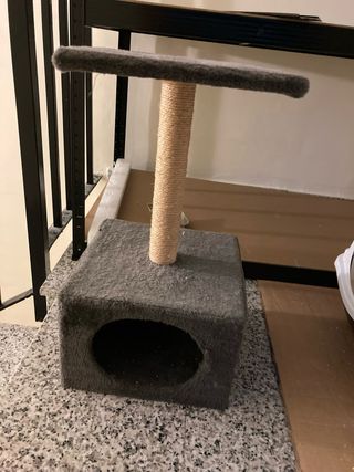 Casetta per gatto con tiragraffi