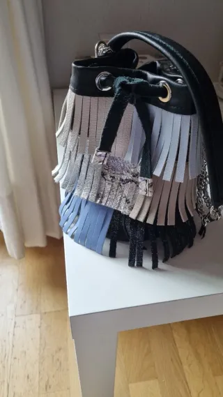 Bolso de piel Sasasu con flecos