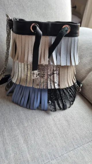 Bolso de piel Sasasu con flecos