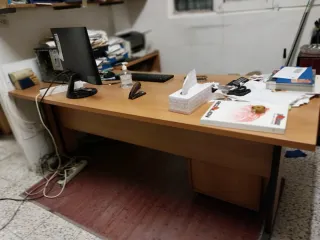 Escritorio de madera con cajoneras