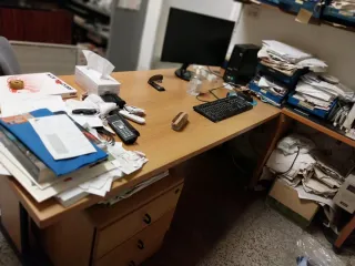 Escritorio de madera con cajoneras