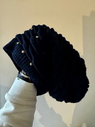 Cappello nero con borchie dorate