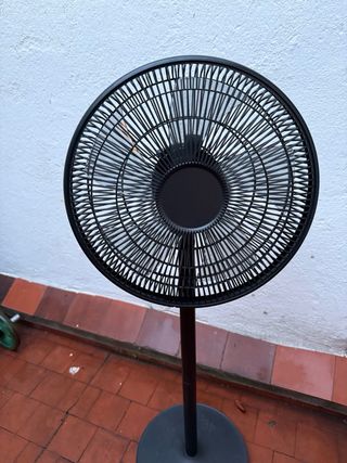 Ventilador de pie negro