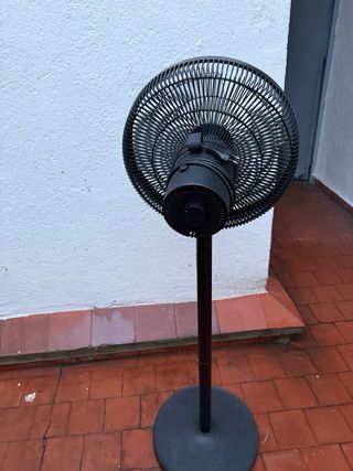 Ventilador de pie negro