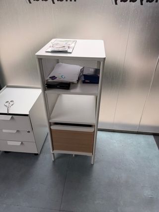 Estantería modular blanca y madera