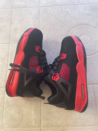 Air Jordan 4 Bambas Negras y Rojas