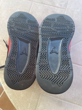 Air Jordan 4 Bambas Negras y Rojas