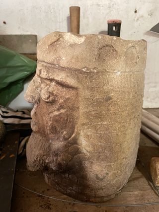 Estatua antigua hecha a mano