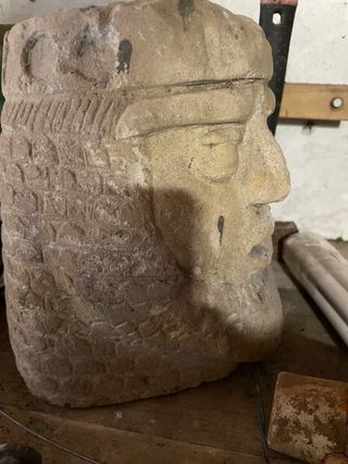 Estatua antigua hecha a mano