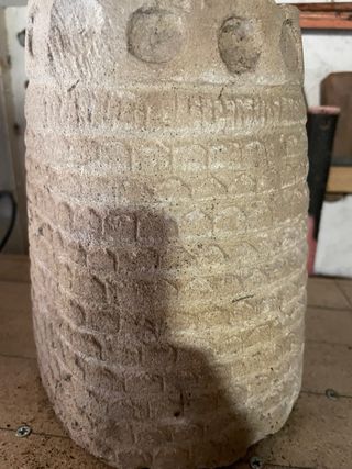 Estatua antigua hecha a mano