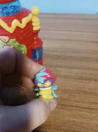 Máquina Kazoom con figuras