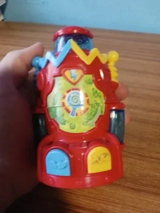 Máquina Kazoom con figuras