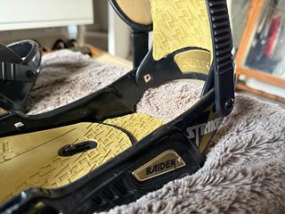 Fijaciones Snowboard Raiden Negras y Doradas