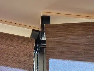 Estores enrollables marrones de tela