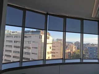 Estores enrollables marrones de tela