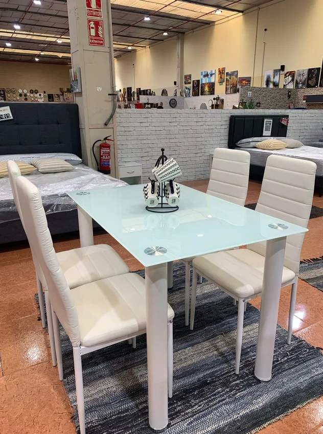 Tavolo in vetro e metallo con 4 sedie