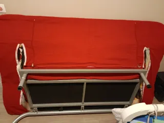 Sofá cama rojo abatible
