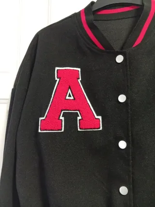 Bomber negra con adorno de Shein