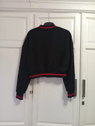 Bomber negra con adorno de Shein