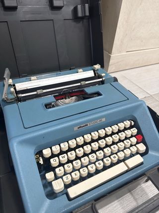 Máquina de escribir Olivetti Studio 46 azul