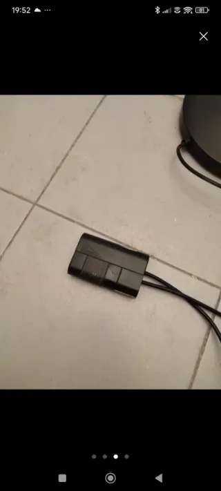 Lámpara de pie halógena negra.