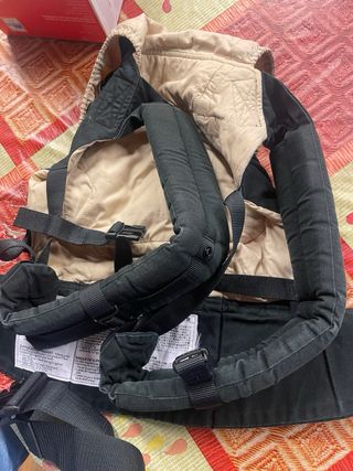 Mochila Ergobaby Negra y Beige caja