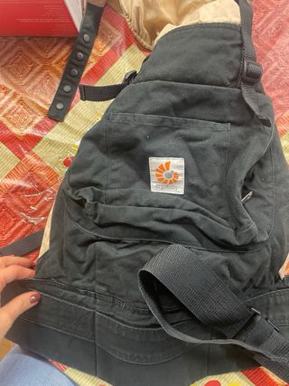 Mochila Ergobaby Negra y Beige caja