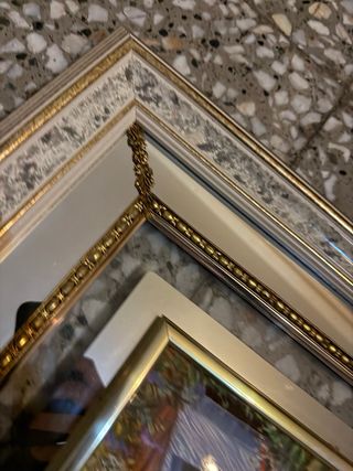 Cuadro decorativo con marco dorado y espejo