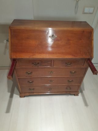 Buró antiguo de madera