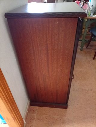 Mueble vitrina de madera y cristal