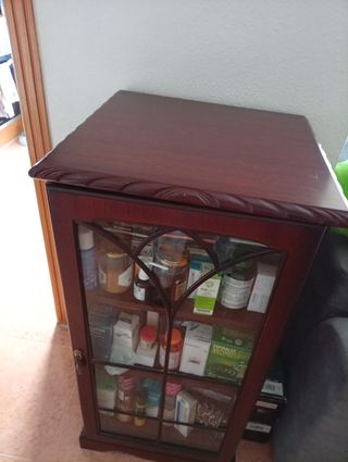 Mueble vitrina de madera y cristal