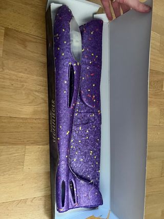 Avión púrpura con puntos de colores