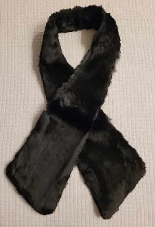 Bufanda de piel negra