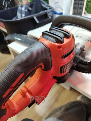 Tagliasiepi con testa girevole - Black + Decker