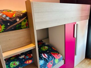 Litera con armario, estantería y cajones.