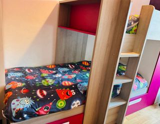 Litera con armario, estantería y cajones.