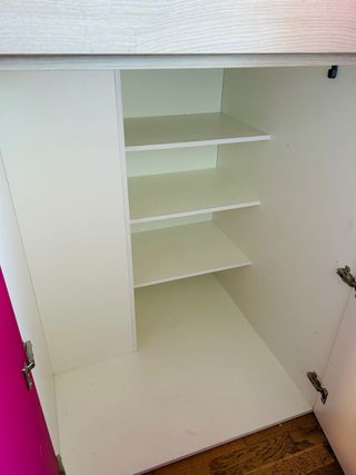 Litera con armario, estantería y cajones.