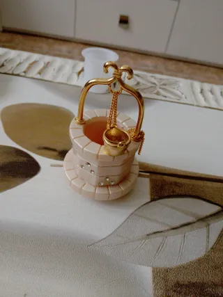 Pozo decorativo dorado y perlas